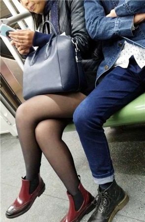 4K-地铁上拍摄性感美腿街拍黑丝姐姐