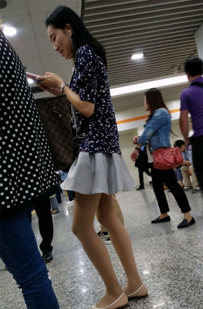 地铁站等车的肉色丝袜高挑身材连衣短裙美女