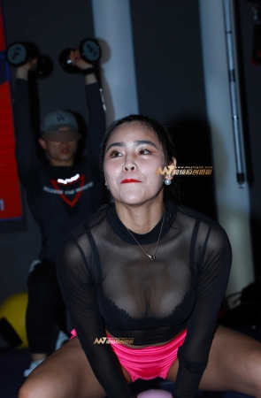 B4、汗水的味道我和你都想知道