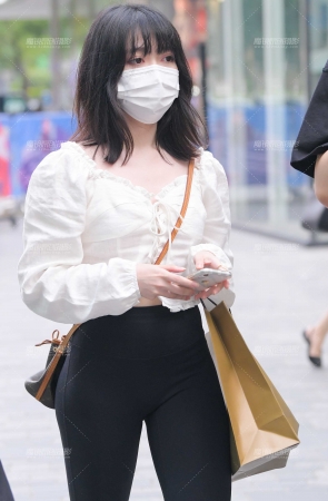 黑色紧身裤小妹