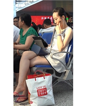 身材高挑苗条的人字拖姑娘 [4.86 GB/MP4]