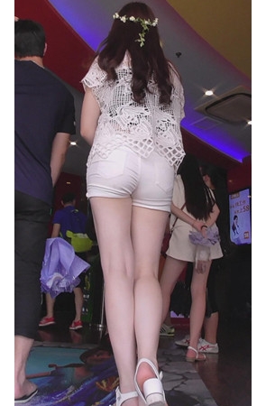 带着花环的白色紧身裤美女