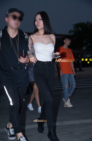 一字抹胸、裸背紧牛、大长腿高挑女友