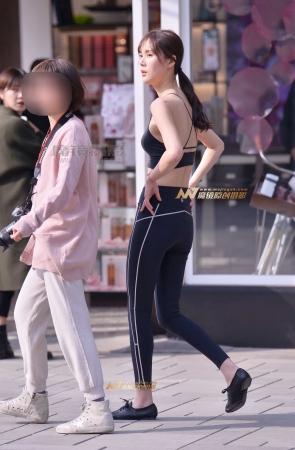 左手倒影赛帖：街头瑜伽裤抓拍性感美臀