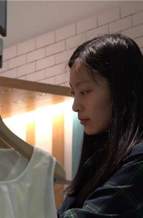 4K 紧身牛仔美女试鞋，脚美穿什么都好看 [2.22 GB]