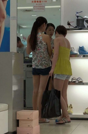 4K – 鞋店买鞋试鞋的长腿美眉 [2.08 GB/MP4]