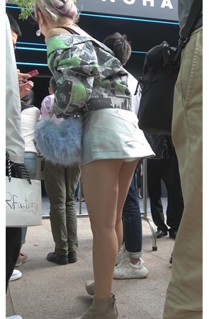 银色皮裙小姐姐[2.45G/MP4]