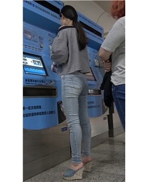 4k-苗条细腿坡高跟蓝牛美女自助取票机前取票 [744 MB]