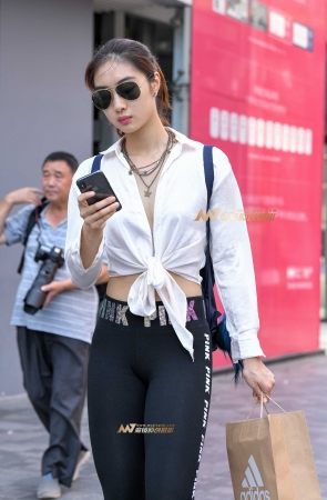 紧身运动黑裤女孩