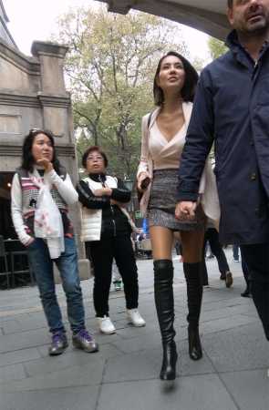 短裙丝袜美腿长筒靴性感美女