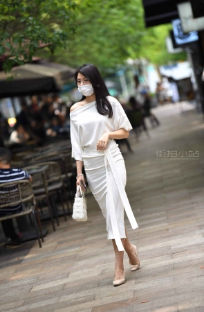 街拍时尚的燕尾裙美女