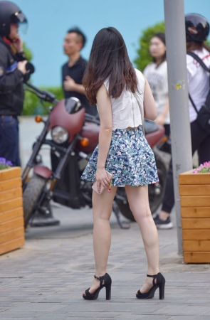 买东西的短裙美腿小姐姐