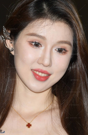 2437-11=107√美背丝袜美人儿，带她回家吧 14P