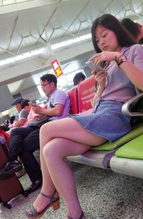 4k-短裙凉拖街拍美腿美颜小姐姐