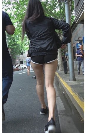 黑色短裤美女