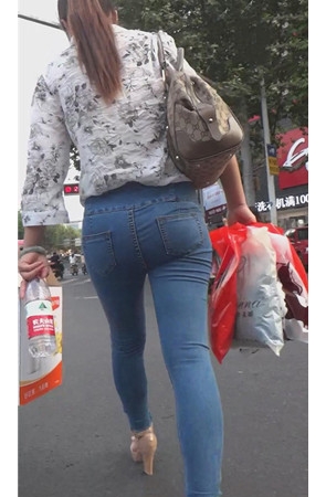 牛仔长裤紧身美妇