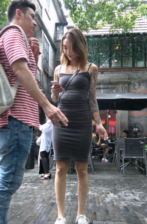 灰色吊带裙纹身妹