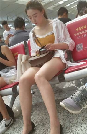 4k超清，候车室街拍白皙大长腿美女姐姐，颜值爆表腿长身…
