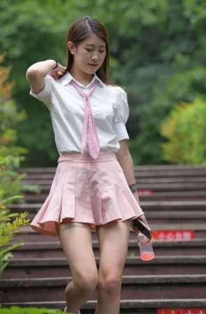 721 粉色短裙美眉