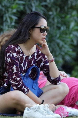 气质的墨镜MM在草地上躺平了