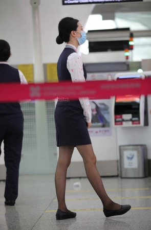 【街拍心灵】机场地勤小姐姐街拍黑丝制服美腿