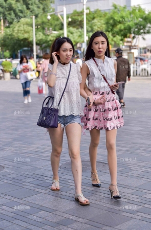 街拍美女姐妹