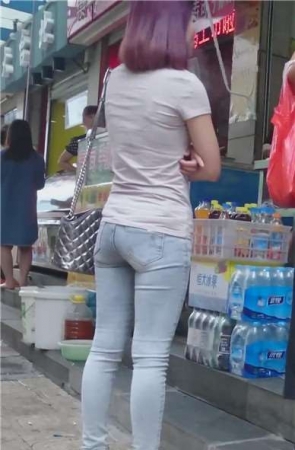 4k-街拍蓝牛紧身美臀性感少妇 [451 MB]