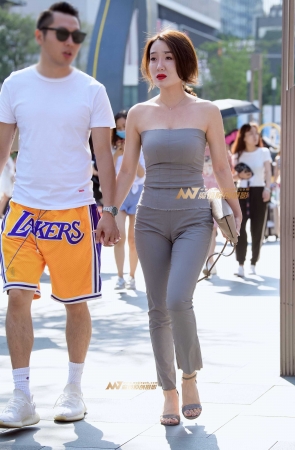 紧身丰腴美臀少妇