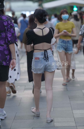 街拍热裤小蛮腰女友