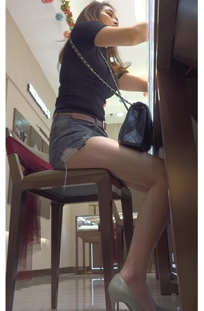 黑色牛仔热裤小姐姐