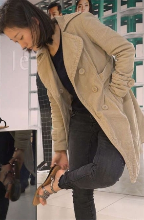 美女左挑右选还是没确定要哪双