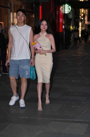 搭讪收到花花的长裙美女