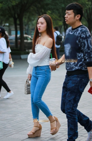 紧臀牛仔小美眉