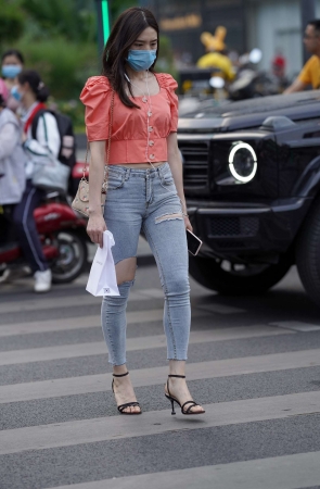 J33粉红上衣紧牛