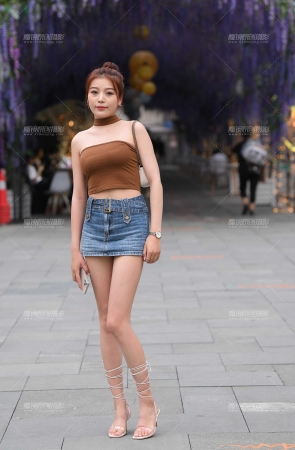 搭讪抹胸长腿美女