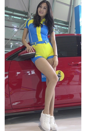 漂亮的饱满长腿车模