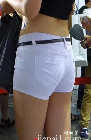 chinajoy展会现场的热裤美臀少女。