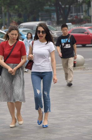 街拍蓝牛蓝高跟姐姐