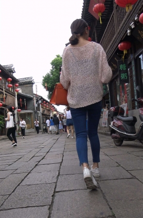 蓝色牛仔裤镂空毛衣天生丽质小姐姐爱拍照