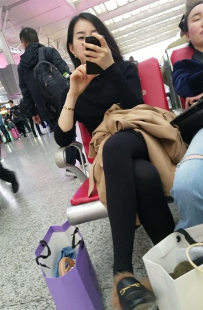 火车站候车的黑色毛衣连衣裙丝袜修长美腿美女