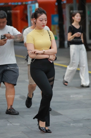 丰润黑色瑜伽裤美女