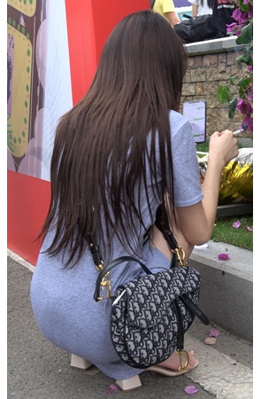 连体裙小姐姐蹲姿诱人