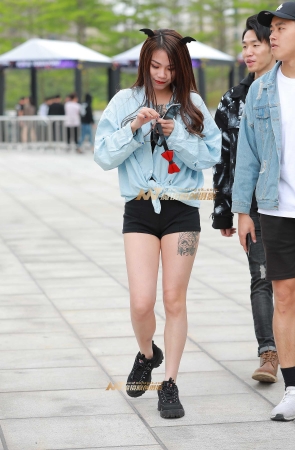 白皙的小月牙美眉