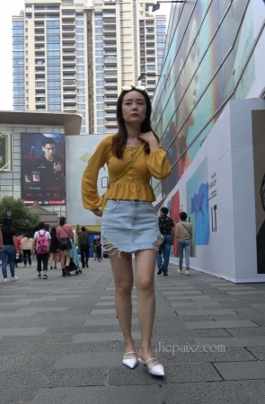 4K – 黄色衣服街拍美女 [1.65 GB/MP4]