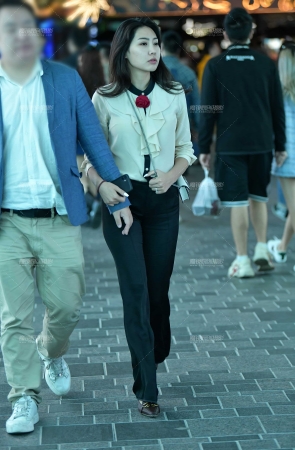 黑色阔腿裤紧身美女