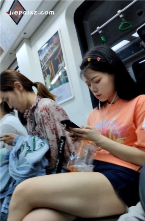 橙色T恤美腿小美妞 [360 MB/mp4]