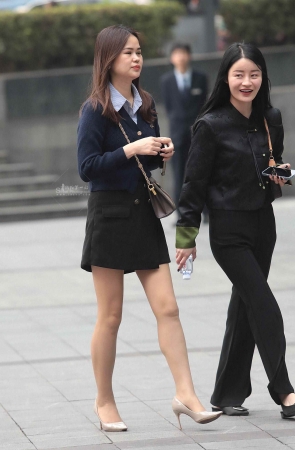 诱惑肉丝高跟街拍少妇