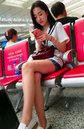 蓝色牛仔小短裤长发清纯漂亮美女极品长腿