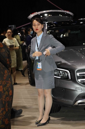 【街拍心灵】奔驰销 售灰丝制服街拍高跟