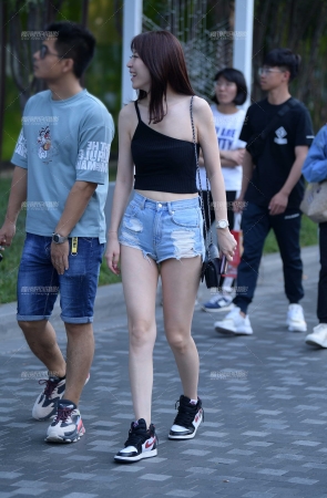 第1565篇高挑热裤美女